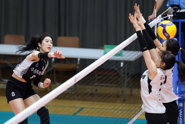 6일 단양체육관에서 열린 ‘2025 한국실업배구연맹 &amp; 프로배구 퓨처스 챔프전’ 여자부 B조 조별리그 양산시청과의 경기서 수원시청 백채림이 공격을 하고 있다.발리볼코리아닷컴 제공