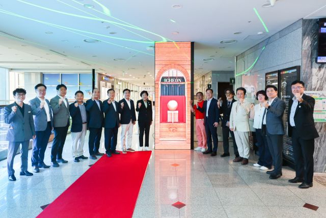 이천시가 시청 2층 로비에 대형 이미지 보드를 설치해 ‘디지털 놀이터’로의 변신을 꾀하고 있는 가운데 최근에 김경희 시장 등이 시연회를 가졌다. 이천시 제공.