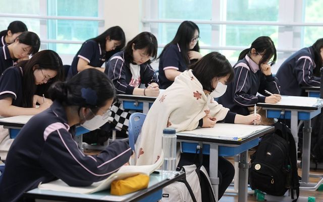 지난 6월 4일 오전 부산 사상구 주례여고 학생들이 2026학년도 대학수학능력시험 6월 모의평가를 보고 있다. 연합뉴스