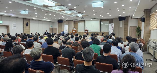 지난 5일 오후 평택 세교동 행정복지센터에서 열린 ‘지제역세권 제1보상대책위원회 출범식 및 주민설명회’에서 주민들이 향후 방안에 대한 설명을 듣고 있다.. 윤동현기자