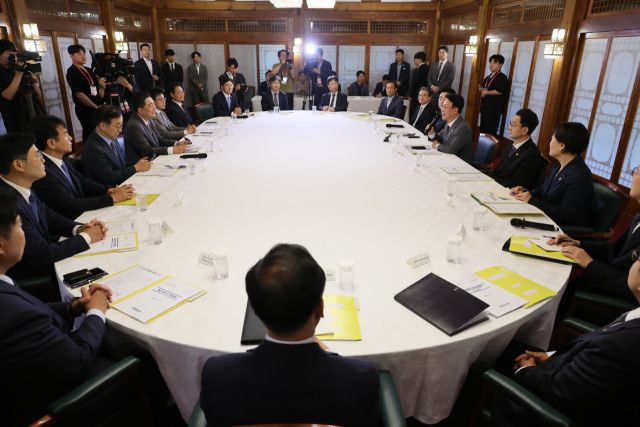 김민석 국무총리가 6일 서울 종로구 삼청동 총리공관에서 열린 고위당정협의회에서 발언하고 있다. 연합뉴스