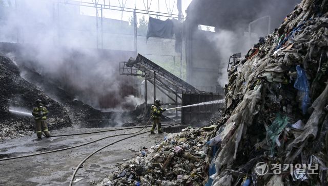 화성 서신면 자원순환시설 화재, 완진 [포토뉴스]