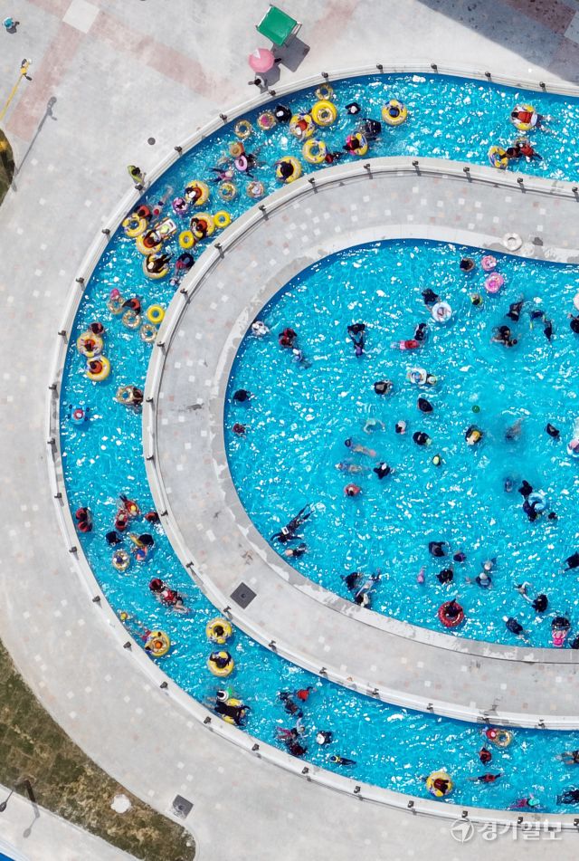 전국에 폭염특보가 발효중인 6일 인천 남동구 남동물빛놀이터를 찾은 시민들로 북적이고 있다. 조병석기자