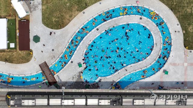 전국에 폭염특보가 발효중인 6일 인천 남동구 남동물빛놀이터 위로 수인선이 지나고 있다. 조병석 기자