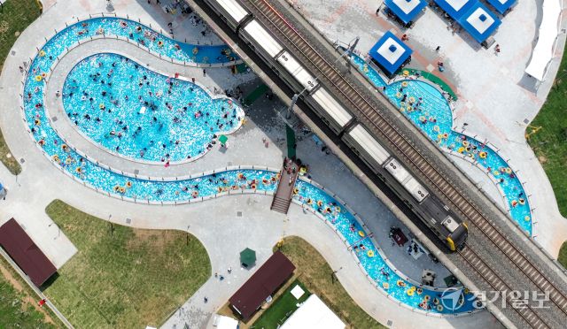 전국에 폭염특보가 발효중인 6일 인천 남동구 남동물빛놀이터 위로 수인선이 지나고 있다. 조병석 기자