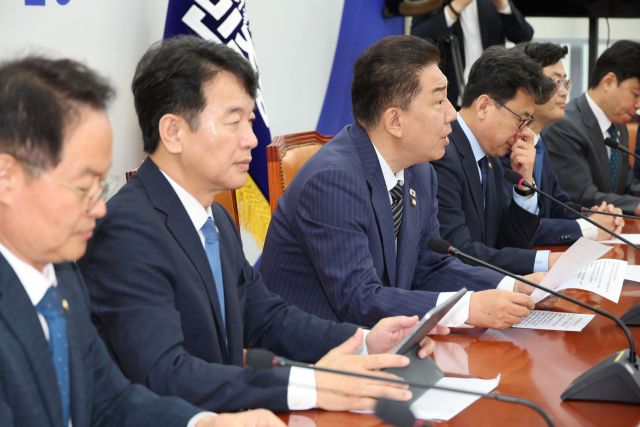 지난 3일 더불어민주당 김병기 당대표 직무대행 겸 원내대표가 국회에서 열린 정책조정회의에서 발언하고 있다. 연합뉴스