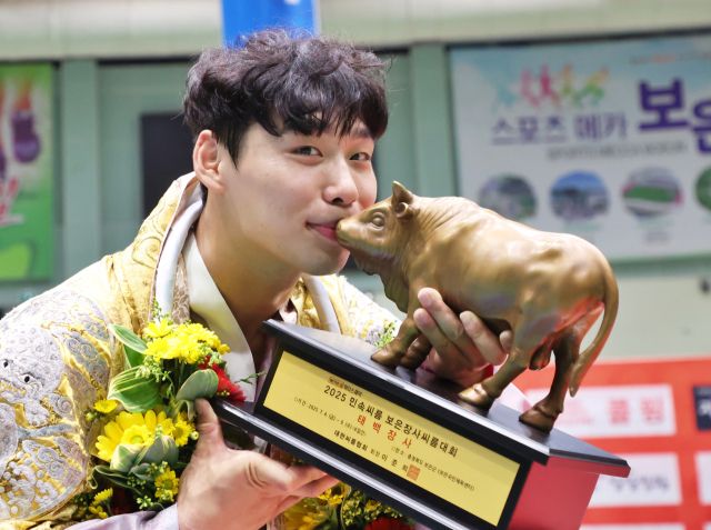 6일 충북 보은국민체육센터에서 열린 2025 민속씨름 보은장사씨름대회 태백급 장사결정전서 팀 선배 문준석을 3-1로 꺾고 개인 통산 6번째 장사에 오른 수원시청 허선행이 황소트로피에 입을 맞추고 있다.대한씨름협회 제공