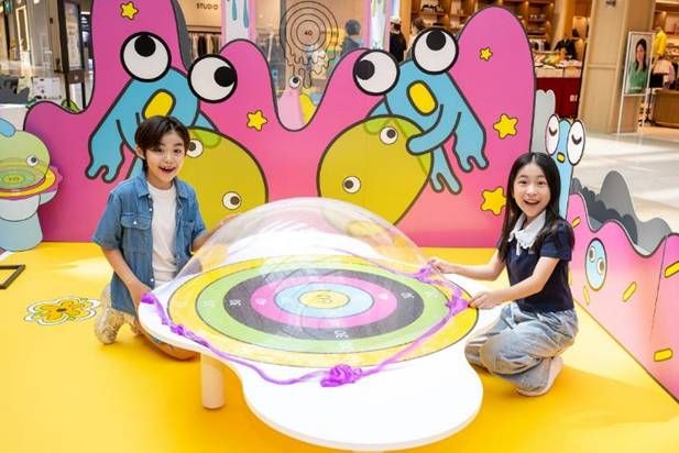 스타필드 안성에서 진행 중인 ‘슬림픽’ 팝업스토어(7/3~7/16)에서 어린이 모델들이 슬림픽 바닥 체조에 참여해 커다란 바람 풍선을 만들고 있다. 신세계프라퍼티 제공