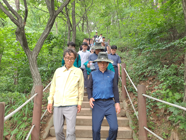 유정복 인천시장(오른쪽)과 금한승 환경부차관 등이 현장 대응 상황을 점검하고 있다. 인천시 제공