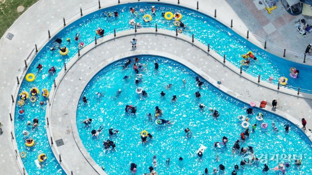 전국에 폭염특보가 발효중인 6일 인천 남동구 남동물빛놀이터를 찾은 시민들로 북적이고 있다. 조병석기자