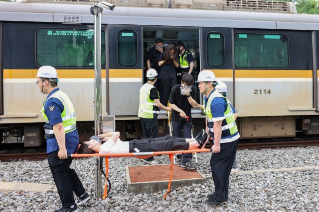 인천교통공사가 최근 인천도시철도(지하철) 2호선 운연역 인근에서 남동소방서 서창119안전센터와 함께 ‘유관기관 합동 열차 화재 대비 비상대응훈련’을 하고 있다. 공사 제공