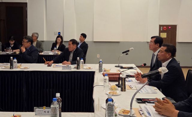 전국배합사료가공조합 업무협의회 장주익 신임회장(수원축협 조합장)이 지난 4일 전국 11개 배합사료가공조합장이 참석한 가운데 경남 김해 아이스퀘어 호텔에서 ‘전국배합사료가공조합 업무협의회’를 개최했다. 수원축협 제공