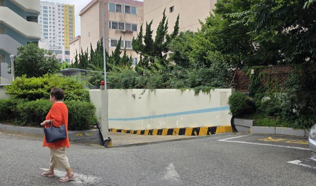 6일 인천 미추홀구의 한 아파트 단지 지하주차장 출입구. 인천시가 정한 주요 침수 지역에 들어가 있지만, 국지성 집중 호우 등에 대비한 물막이판이 없다. 장민재 기자