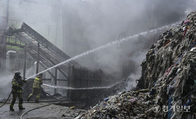 화성 서신면 자원순환시설 화재, 완진 [포토뉴스]