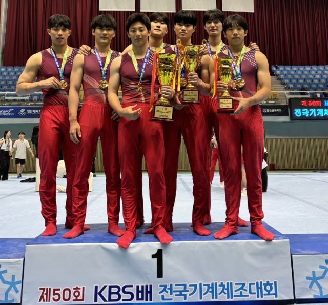 제50회 KBS배 전국기계체조대회 남대부 단체종합서 우승한 경희대 선수단이 우승트로피를 들고 기념촬영을 하고 있다.경희대 제공