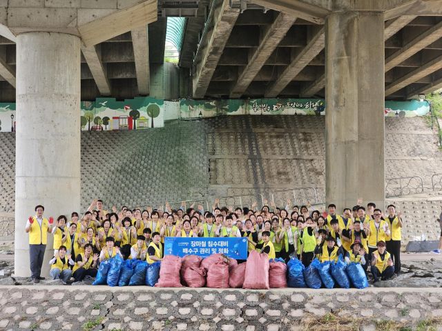 하남 덕풍천 환경정화에 참여한 하나님의교회 성도 등 자원봉사자 100여명. 하나님의교회 제공