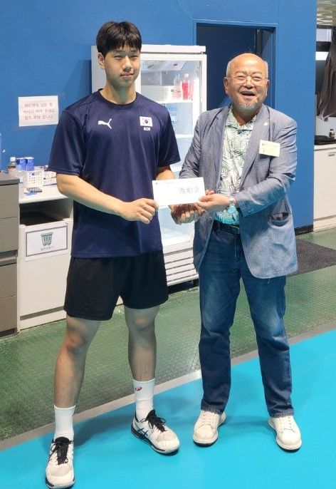 김홍 한국중고배구연맹 회장(오른쪽)이 2025 세계남자U-19선수권대회를 앞두고 훈련 중인 대표팀을 찾아 격려금을 전달하고 있다.한국중고배구연맹 제공