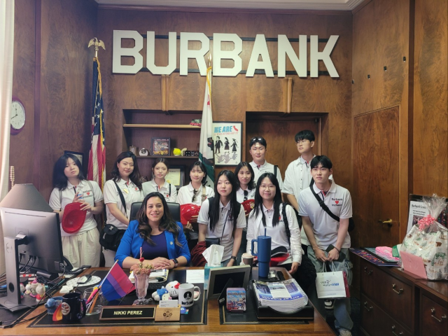 최근 인천·버뱅크시 청소년 국제교류 대표단이 버뱅크 시청을 방문해 니키 페레즈 시장과 기념 촬영을 하고 있다. 인천시 제공