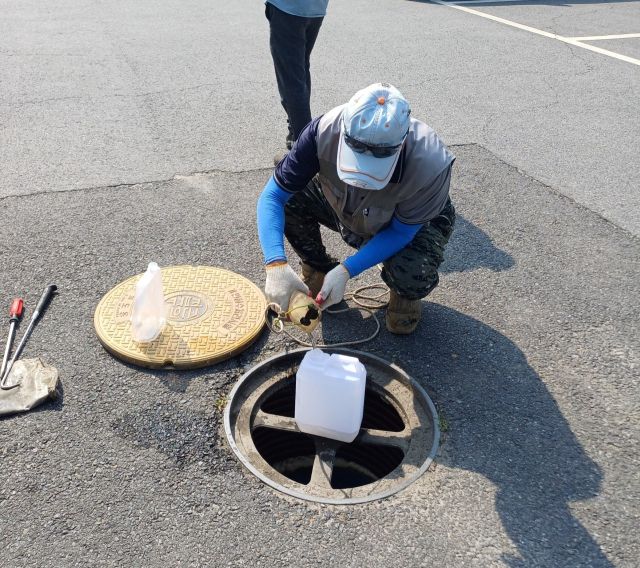 한강유역환경청 환경감시단 점검반이 지난달 11일 양평의 한 캠핑장에서 오수처리시설 방류수를 채수하고 있다. 한강유역환경청 제공