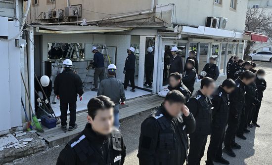 파주시 연풍리 성매매집결지에서 파주시, 방호호업체 관계자, 철거용역 관계자들이 불법 건축물에 대해 철거를 하고 있다. 경기일보DB