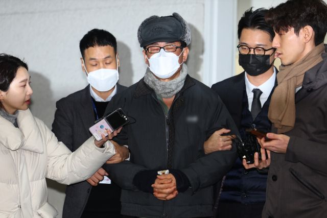 ‘12·3 비상계엄’ 기획에 관여한 혐의로 구속된 노상원 전 국군정보사령관이 24일 오전 서울 은평구 서울서부경찰서에서 검찰로 송치되고 있다. 2024.12.24