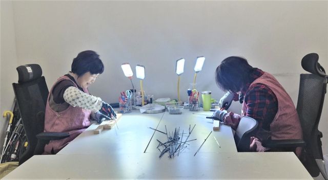 광명시 공공일자리 사업 중 하나인 '지역공동체일자리' 참여자들이 광명시 업사이클아트센터 내 우산수리센터에서 고장난 우산을 무료로 수리하고 있다. 광명시 제공