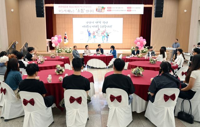 이민근 안산시장이 자립을 준비하는 청년들과 함께 소통하고, 인감도장을 전달하며 의미 있는 첫걸음을 격려했다. 안산시 제공