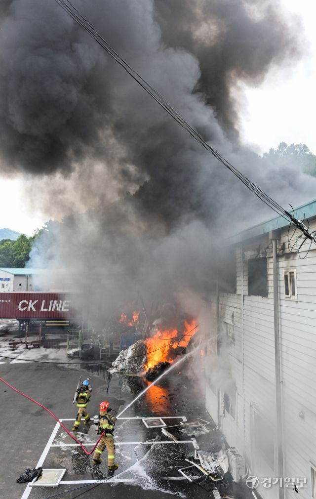 8일 낮 12시42분께 파주시 파주읍 한 의류 공장에서 화재가 발생, 소방 당국이 진화 작업을 벌이고 있다. 이번 화재로 현재까지 확인된 인명 피해는 없으나, 공장 직원 등 10여 명이 대피했고, 창고 등 건물 3개 동이 피해를 입었다. 소방당국은 차량 20여 대와 인력 50여 명을 동원해 진화작업을 벌이고 있다. 윤원규기자