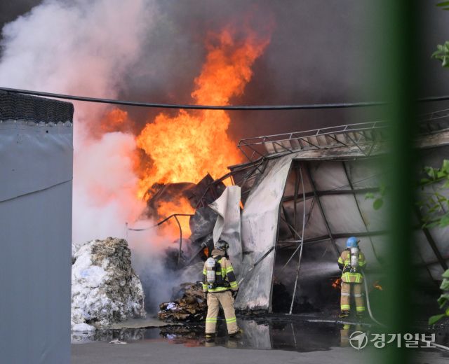 8일 낮 12시42분께 파주시 파주읍 한 의류 공장에서 화재가 발생, 소방 당국이 진화 작업을 벌이고 있다. 이번 화재로 현재까지 확인된 인명 피해는 없으나, 공장 직원 등 10여 명이 대피했고, 창고 등 건물 3개 동이 모두 불에 탔습니다. 소방당국은 차량 26대와 인력 52명을 동원해 진화작업을 벌이고 있다. 윤원규기자