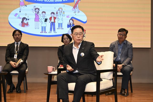 강수현 양주시장이 교육특구 성과보고회에서 학부모들의 질문에 답변하고 있다. 양주시 제공