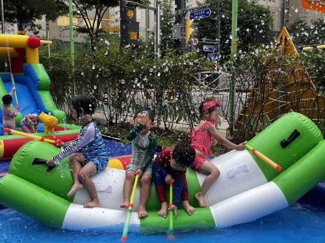 하남 위례유치원 유아들이 물놀이 시설을 이용하며 즐거운 한때를 보내고 있다. 위례유치원 제공