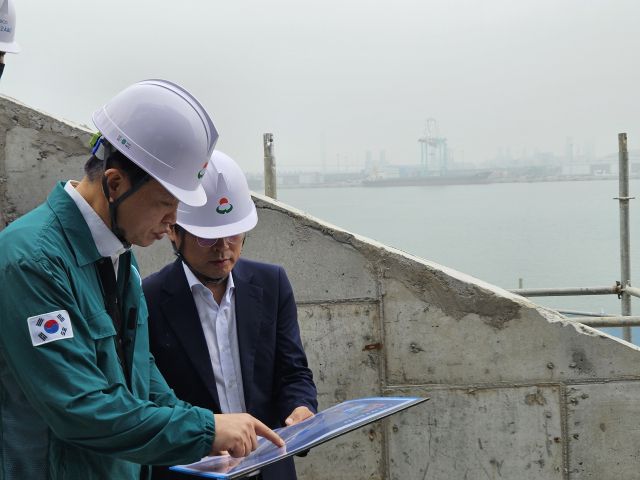김찬진 동구청장이 최근 만석·화수 해안산책로 연계 복합건축물 조성사업 현장을 방문해 공정현황 등을 살피고 있다. 동구청 제공