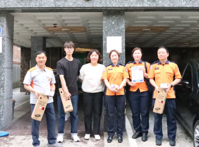 안산소방서가 안산이와 함께 청각장애인 가구에 주택용 소방시설 설치 및 수어통역 안내문을 제작 전달했다. 소방서 제공