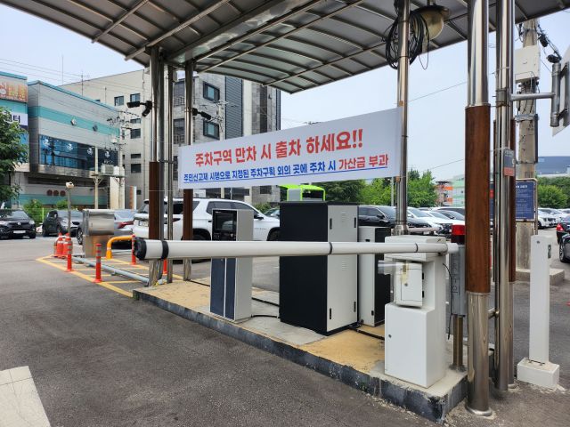 부천시가 택시복지센터 건립으로 주차면이 줄어든 삼정동 삼정2호 공영주차장에 대해 주차구획 외 주차행위에 대한 주민신고제 시행을 예고해 주민들의 반발을 사고 있다. 사진은 삼정2호 공영주차장 출입구 모습. 김종구기자