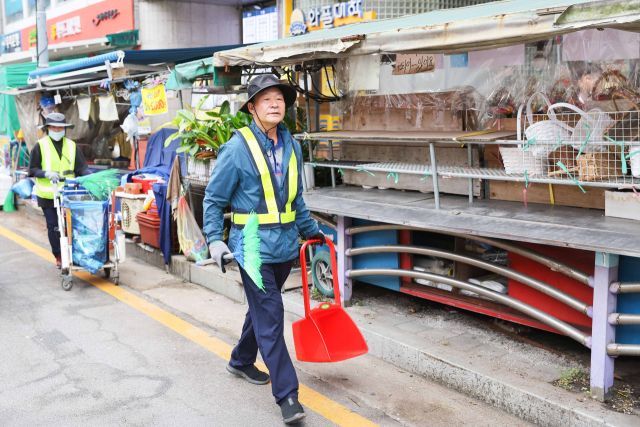 박태순 안산시의회 의장이 취임 1주년을 맞아 환경미화원들과 함께 도로 청소 가로반 업무 체험을 위해 구슬땀을 흘렸다. 시의회 제공