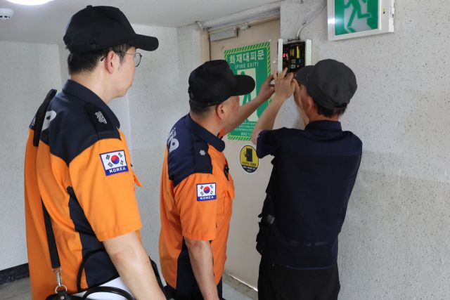안양 지역내 다중이용시설에 대해 점검중인 소방관. 안양소방서 제공.