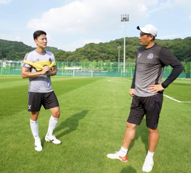 프로축구 K리그1 FC안양으로 이적한한 수비수 권경원(왼쪽)이 팀 훈련 중 유병훈 감독과 대화를 나누고 있다.FC안양 제공