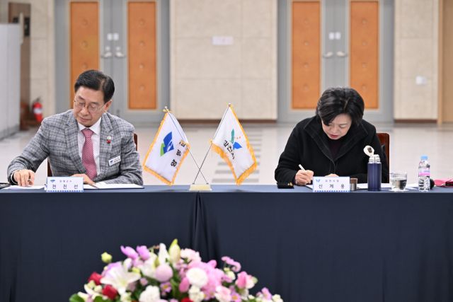 전진선 양평군수가 지난 2023년 과천시와 공동건립을 목표로 장사시설과 관련해 MOU를 체결하고 있다. 양평군 제공