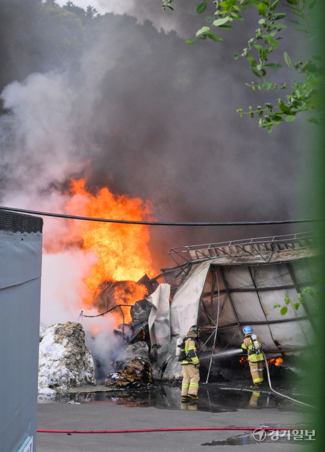8일 낮 12시42분께 파주시 파주읍 한 의류 공장에서 화재가 발생, 소방 당국이 진화 작업을 벌이고 있다. 이번 화재로 현재까지 확인된 인명 피해는 없으나, 공장 직원 등 10여 명이 대피했고, 창고 등 건물 3개 동이 모두 불에 탔습니다. 소방당국은 차량 26대와 인력 52명을 동원해 진화작업을 벌이고 있다. 윤원규기자