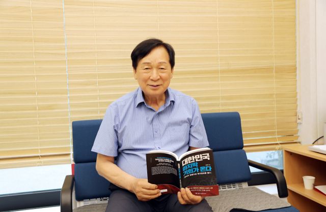 신계철 시흥 인아화조원 회장. 김형수 기자