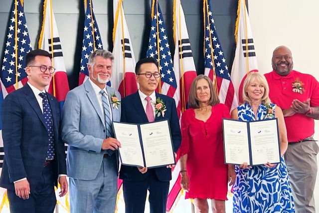 이재호 연수구청장과 마이크 웨이커스 코튼우드 하이츠시장 등이 우호협약을 한 뒤 기념촬영을 하고 있다. 연수구 제공