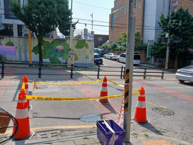 지난 8일 오전 인천 서구 석남동 한 도로에서 지반이 내려앉는 사고가 났다. 인천소방본부 제공