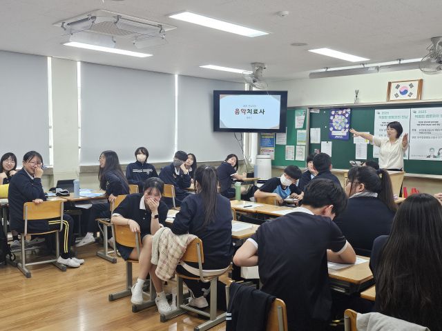 평택 포승중학교, ‘직업인 멘토와의 만남’ 진로 프로그램. 포승중학교 제공