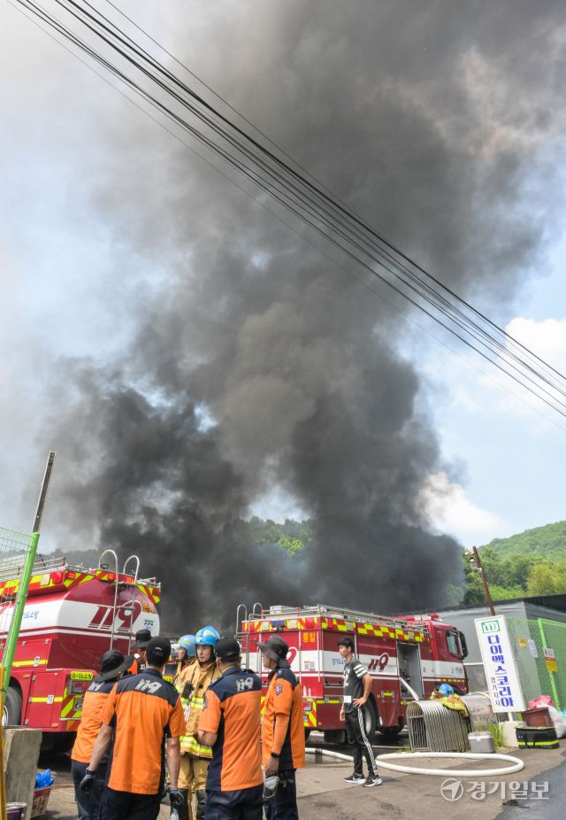 8일 낮 12시42분께 파주시 파주읍 한 의류 공장에서 화재가 발생, 소방 당국이 진화 작업을 벌이고 있다. 이번 화재로 현재까지 확인된 인명 피해는 없으나, 공장 직원 등 10여 명이 대피했고, 창고 등 건물 3개 동이 모두 불에 탔습니다. 소방당국은 차량 26대와 인력 52명을 동원해 진화작업을 벌이고 있다. 윤원규기자