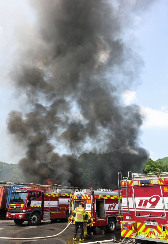 8일 낮 12시42분께 파주시 파주읍 한 의류 공장에서 화재가 발생, 소방 당국이 진화 작업을 벌이고 있다. 이번 화재로 현재까지 확인된 인명 피해는 없으나, 공장 직원 등 10여 명이 대피했고, 창고 등 건물 3개 동이 모두 불에 탔습니다. 소방당국은 차량 26대와 인력 52명을 동원해 진화작업을 벌이고 있다. 윤원규기자