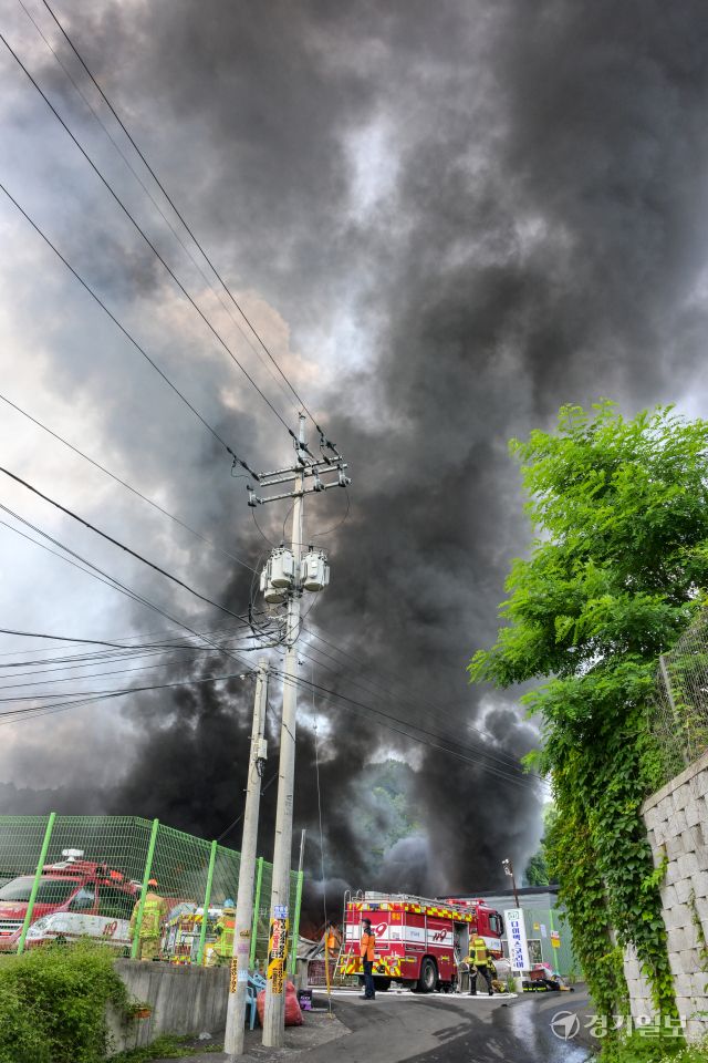8일 낮 12시42분께 파주시 파주읍 한 의류 공장에서 화재가 발생, 소방 당국이 진화 작업을 벌이고 있다. 이번 화재로 현재까지 확인된 인명 피해는 없으나, 공장 직원 등 10여 명이 대피했고, 창고 등 건물 3개 동이 모두 불에 탔습니다. 소방당국은 차량 26대와 인력 52명을 동원해 진화작업을 벌이고 있다. 윤원규기자