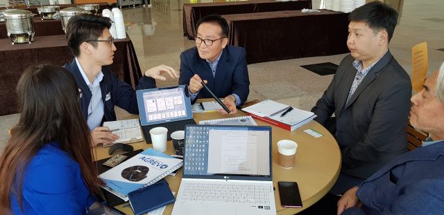 위계대 SGT㈜ 대표가 제품 관련 회의를 하고 있다. SGT㈜ 제공