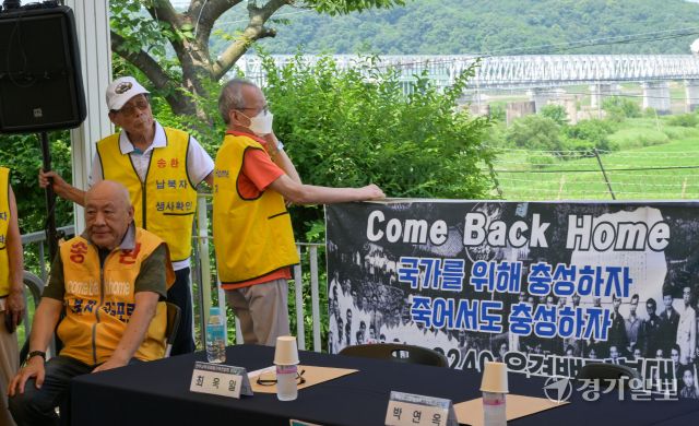 납북자 생사확인 및 남북 화해 분위기 조성을 위한 대북전단 살포 중단 합의 공동 기자회견이 열린 8일 오전 파주시 임진각 한반도 생태평화 종합관광센터에서 최성룡 전후납북자피해가족연합회 이사장 등 납북 피해자 가족들이 철책 너머 북녘을 바라보고 있다. 납북자가족모임은 지난2000년대부터 납북 피해자들의 송환 요구 메시지 등이 담긴 대북 전단을 살포해 왔고 비공개로 올해 4월 27일 파주 임진각, 5월 8일 강원 철원군, 6월 2일 파주 접경지에서 각각 대북 전단을 날린 바 있다. 하지만 지난달 24일 최성룡 대표가 정동영 통일부 장관 후보자와 통화한 뒤 전단 살포 중단을 검토하겠단 입장을 밝혔다. 경찰은 주요 살포 예상지 31곳에 경력 250여 명을 배치하고 순찰에 나서고 있다. 윤원규기자