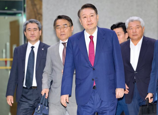 윤석열 전 대통령이 지난 5일 내란 특검 소환 조사를 마치고 서울중앙지검 청사를 나서고 있다. 연합뉴스