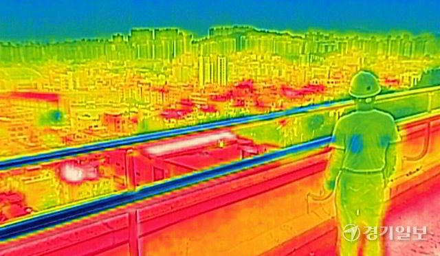 경기지역 낮 최고기온이 40도까지 오르며 기상 관측 이래 7월 상순 최고치를 기록한 8일 오후 열화상 카메라로 본 수원특례시 도심이 온통 붉은색을 띠고 있다. 열화상 카메라 사진은 온도가 높을수록 붉은색, 낮을수록 푸른색을 나타낸다. 김시범기자